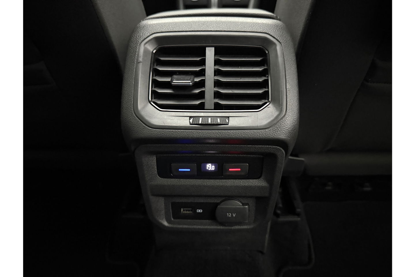 Volkswagen Tiguan 1.5 TSI 150PK Allspace R-Line 7P Pano LED Carplay Virtual Camera Clima Cruise Navi PDC 19''LMV