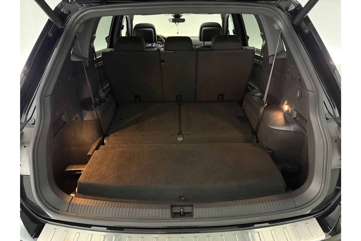 Volkswagen Tiguan 1.5 TSI 150PK Allspace R-Line 7P Pano LED Carplay Virtual Camera Clima Cruise Navi PDC 19''LMV