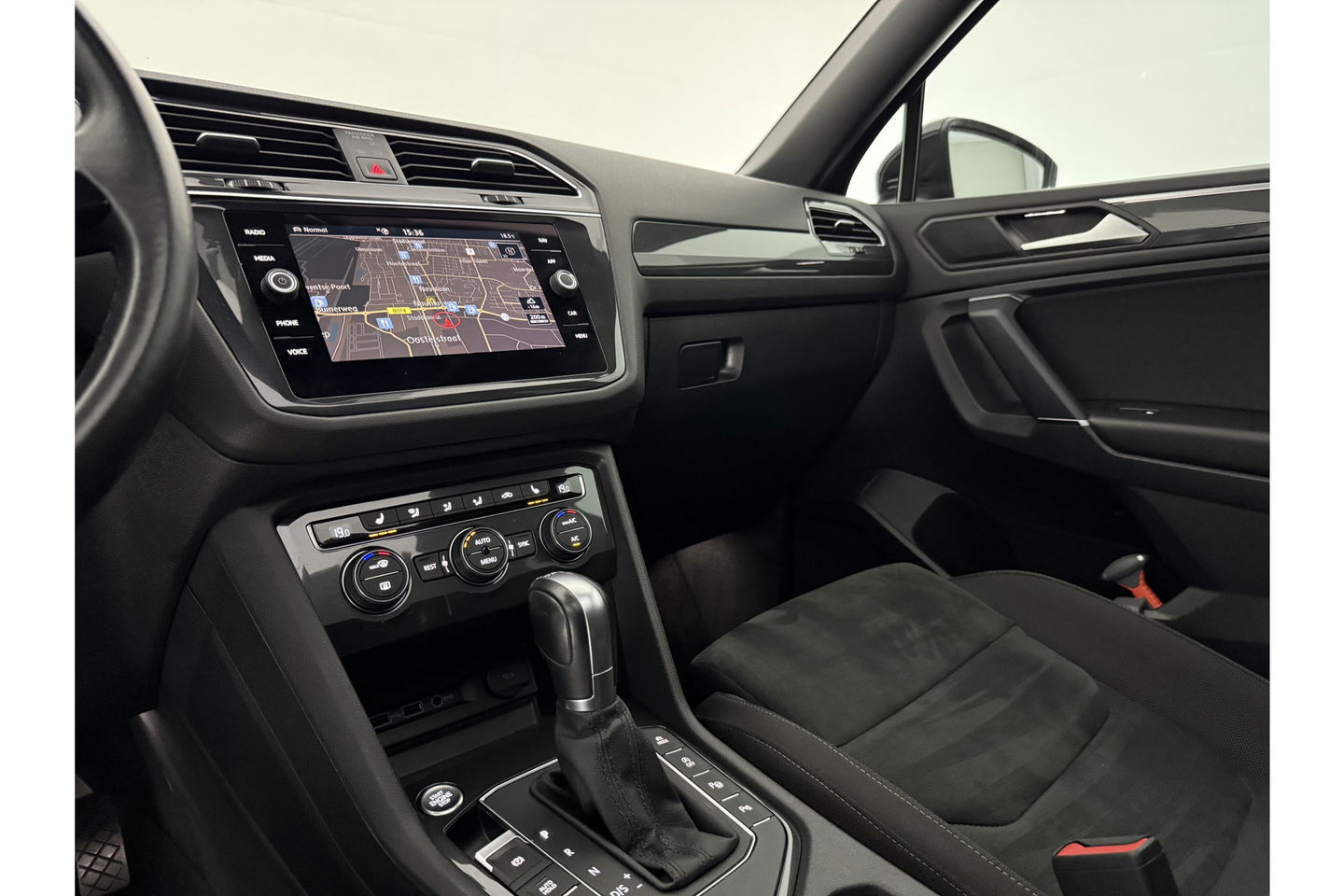 Volkswagen Tiguan 1.5 TSI 150PK Allspace R-Line 7P Pano LED Carplay Virtual Camera Clima Cruise Navi PDC 19''LMV