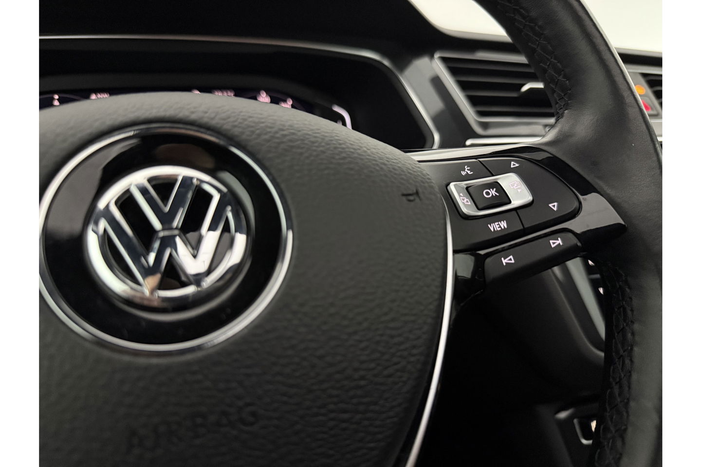 Volkswagen Tiguan 1.5 TSI 150PK Allspace R-Line 7P Pano LED Carplay Virtual Camera Clima Cruise Navi PDC 19''LMV