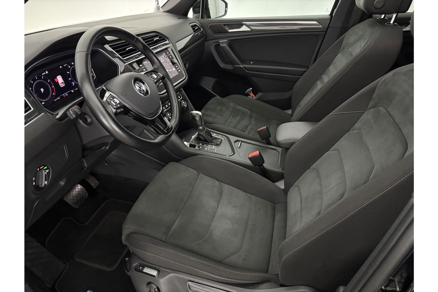 Volkswagen Tiguan 1.5 TSI 150PK Allspace R-Line 7P Pano LED Carplay Virtual Camera Clima Cruise Navi PDC 19''LMV