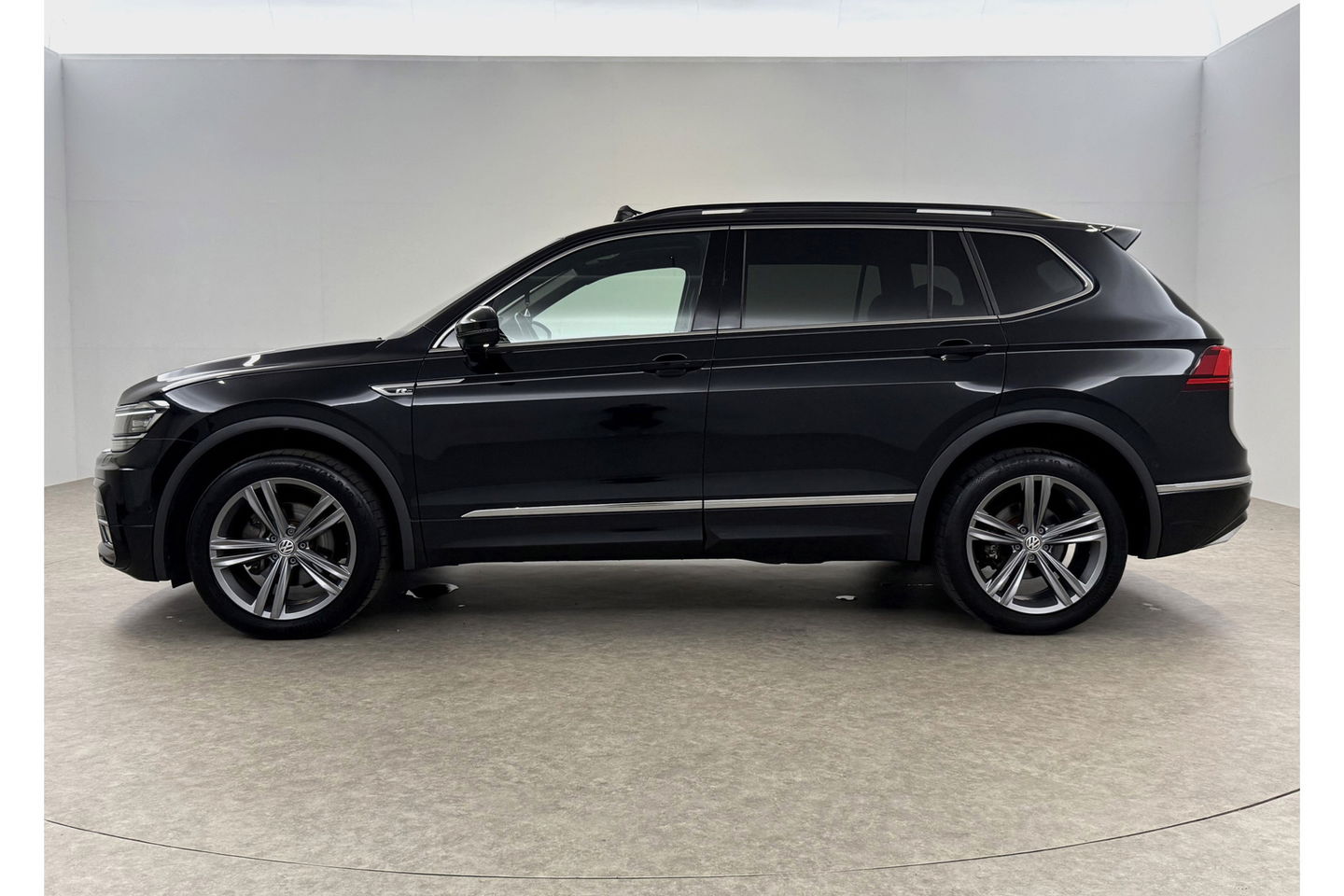 Volkswagen Tiguan 1.5 TSI 150PK Allspace R-Line 7P Pano LED Carplay Virtual Camera Clima Cruise Navi PDC 19''LMV