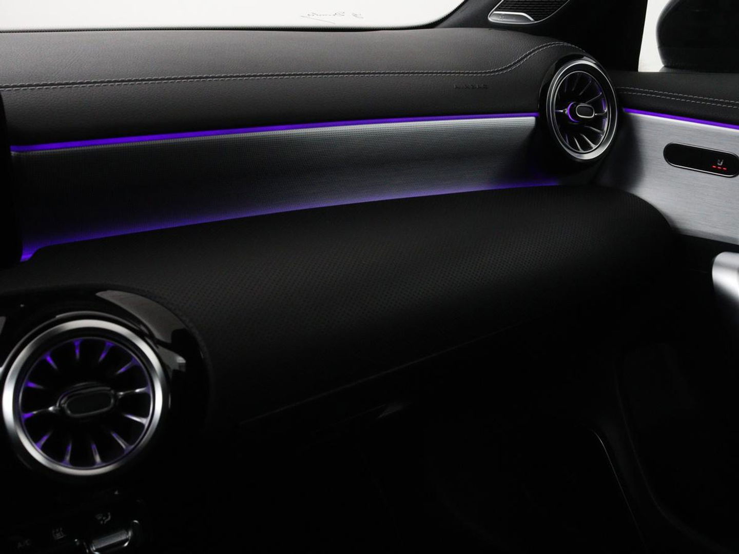 Mercedes-Benz CLA-Klasse Shooting Brake 250e AMG Night | Panoramadak | Adaptive cruise | Head-Up | Carplay | Stoelverwarming | Trekhaak | Leder/Alcantara | Widescreen | Full LED