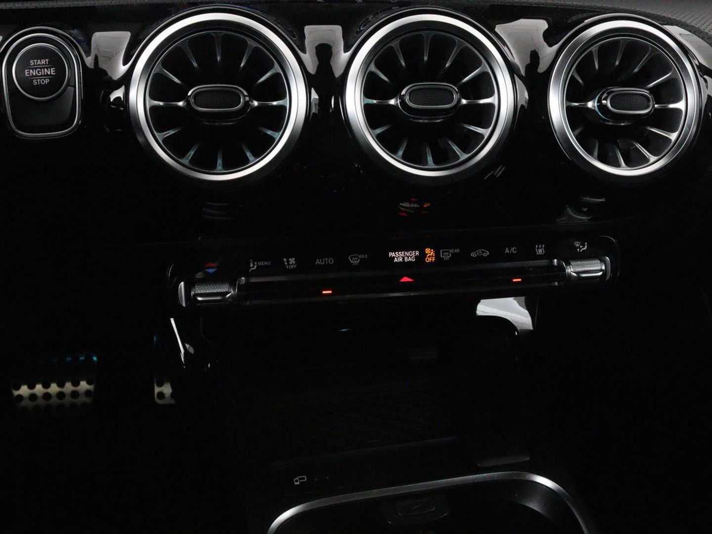Mercedes-Benz CLA-Klasse Shooting Brake 250e AMG Night | Panoramadak | Adaptive cruise | Head-Up | Carplay | Stoelverwarming | Trekhaak | Leder/Alcantara | Widescreen | Full LED