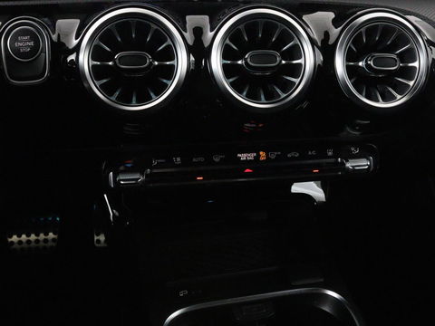 Mercedes-Benz CLA-Klasse Shooting Brake 250e AMG Night | Panoramadak | Adaptive cruise | Head-Up | Carplay | Stoelverwarming | Trekhaak | Leder/Alcantara | Widescreen | Full LED