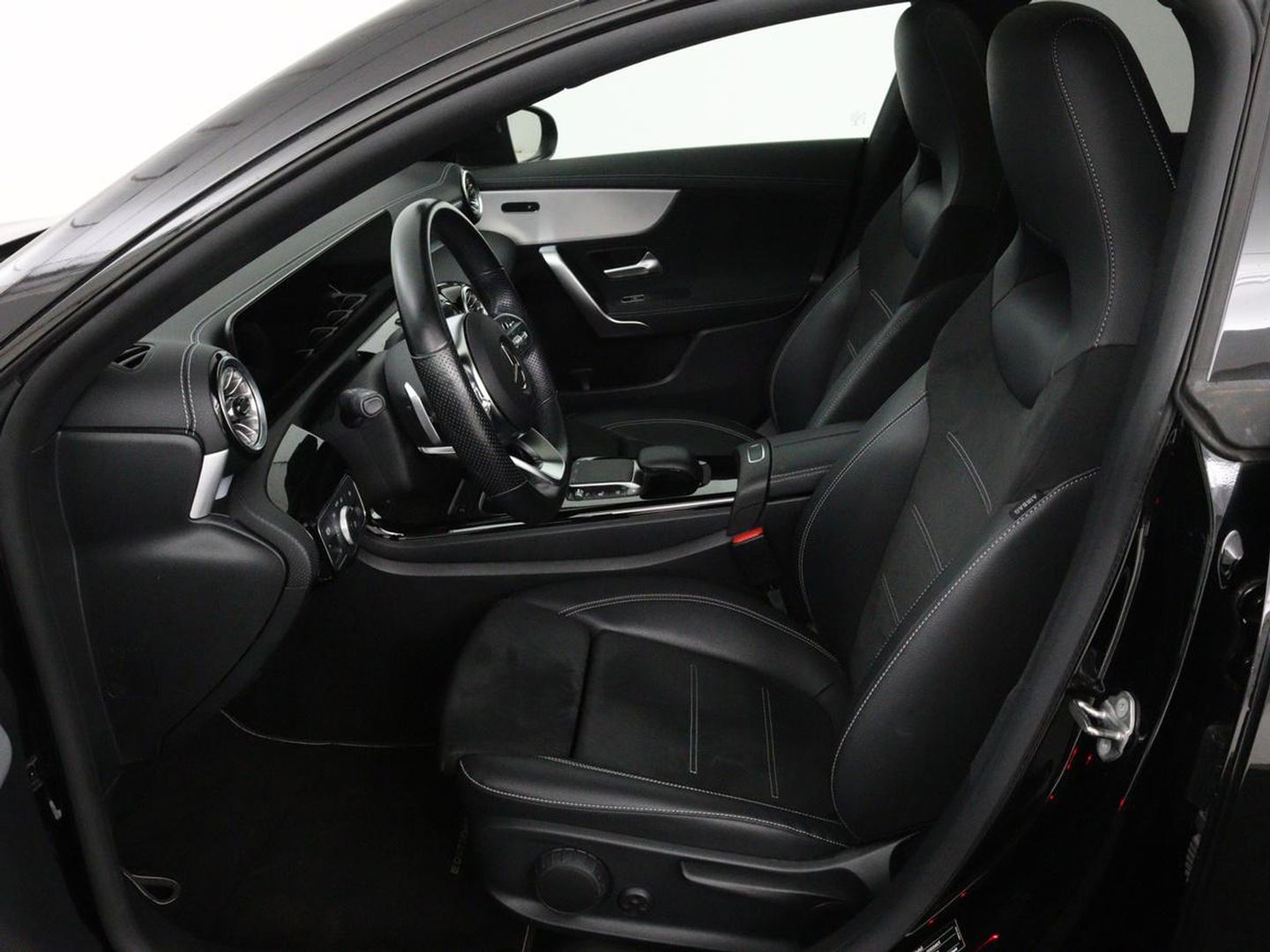 Mercedes-Benz CLA-Klasse Shooting Brake 250e AMG Night | Panoramadak | Adaptive cruise | Head-Up | Carplay | Stoelverwarming | Trekhaak | Leder/Alcantara | Widescreen | Full LED