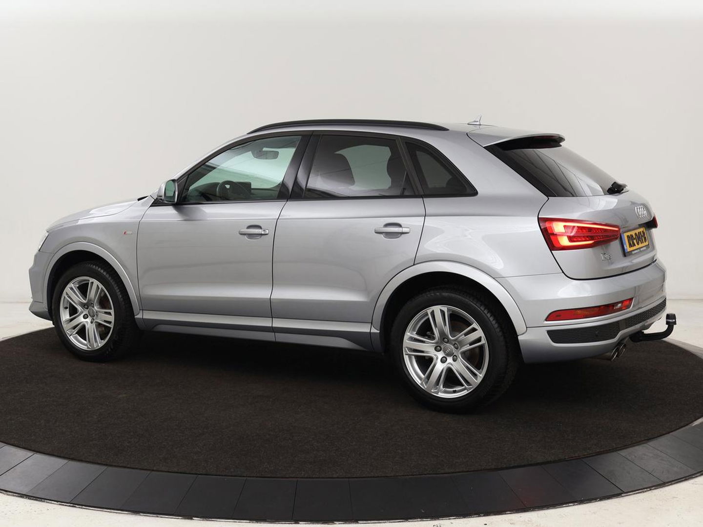 Audi Q3 1.4 TFSI Sport S Line Edition | Origineel NL | Half leder | Trekhaak | Full LED | Sportstoelen | Navigatie | Climate control | Parkeerhulp | Cruise control | Bluetooth | Getint glas