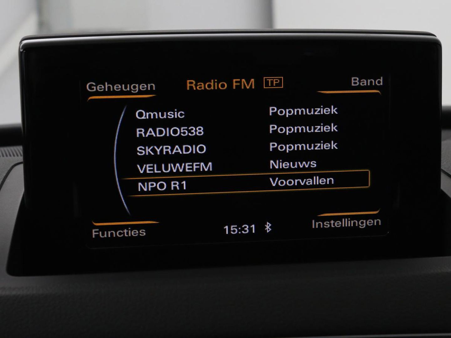 Audi Q3 1.4 TFSI Sport S Line Edition | Origineel NL | Half leder | Trekhaak | Full LED | Sportstoelen | Navigatie | Climate control | Parkeerhulp | Cruise control | Bluetooth | Getint glas