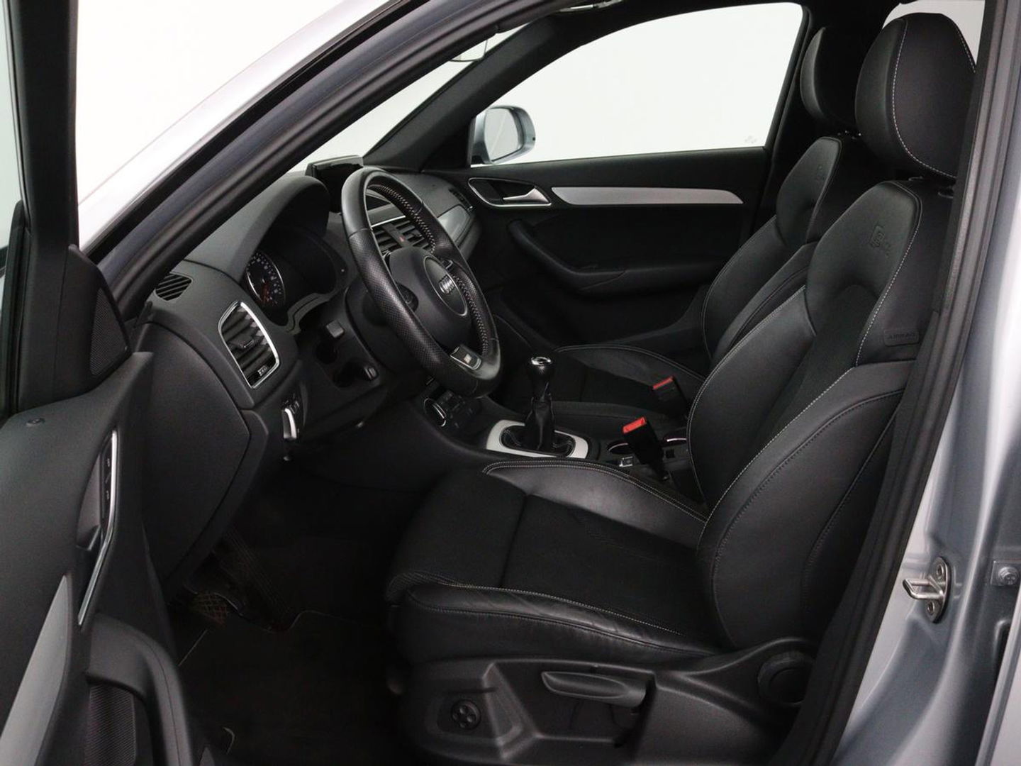 Audi Q3 1.4 TFSI Sport S Line Edition | Origineel NL | Half leder | Trekhaak | Full LED | Sportstoelen | Navigatie | Climate control | Parkeerhulp | Cruise control | Bluetooth | Getint glas
