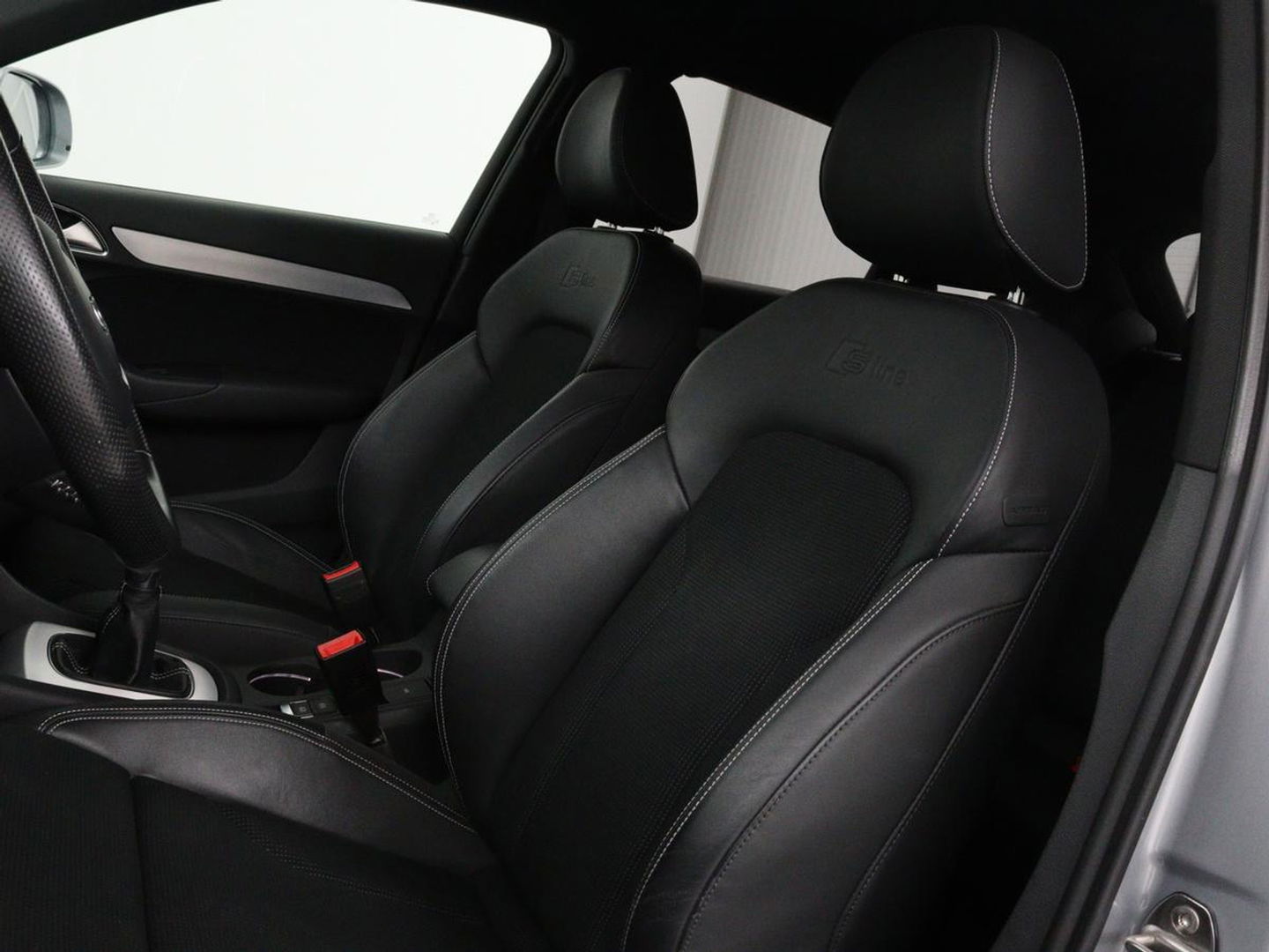 Audi Q3 1.4 TFSI Sport S Line Edition | Origineel NL | Half leder | Trekhaak | Full LED | Sportstoelen | Navigatie | Climate control | Parkeerhulp | Cruise control | Bluetooth | Getint glas
