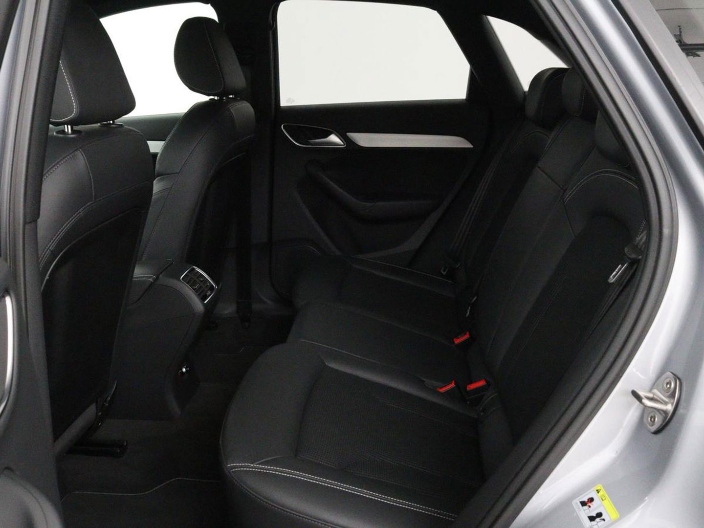 Audi Q3 1.4 TFSI Sport S Line Edition | Origineel NL | Half leder | Trekhaak | Full LED | Sportstoelen | Navigatie | Climate control | Parkeerhulp | Cruise control | Bluetooth | Getint glas