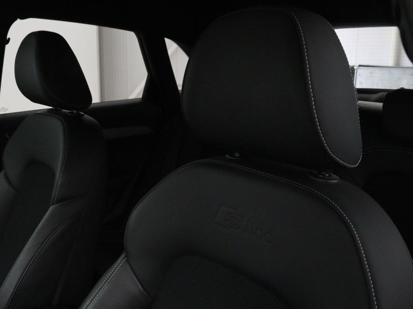 Audi Q3 1.4 TFSI Sport S Line Edition | Origineel NL | Half leder | Trekhaak | Full LED | Sportstoelen | Navigatie | Climate control | Parkeerhulp | Cruise control | Bluetooth | Getint glas