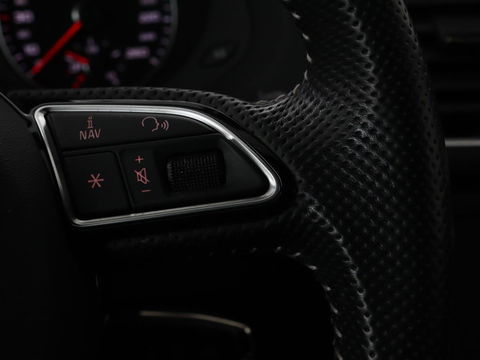 Audi Q3 1.4 TFSI Sport S Line Edition | Origineel NL | Half leder | Trekhaak | Full LED | Sportstoelen | Navigatie | Climate control | Parkeerhulp | Cruise control | Bluetooth | Getint glas