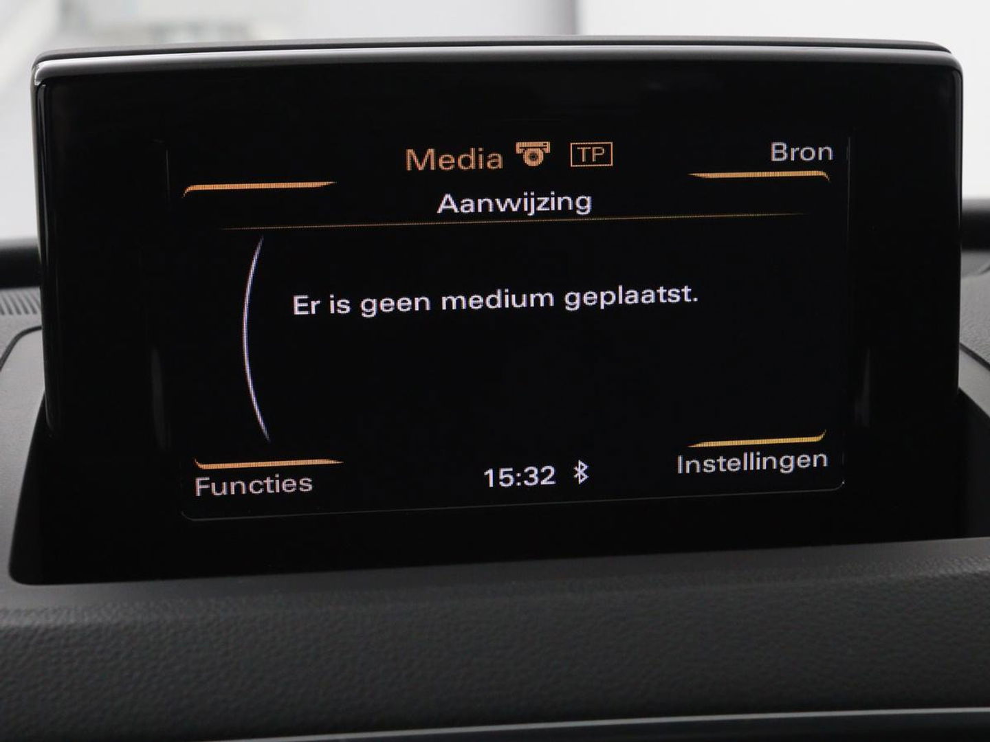 Audi Q3 1.4 TFSI Sport S Line Edition | Origineel NL | Half leder | Trekhaak | Full LED | Sportstoelen | Navigatie | Climate control | Parkeerhulp | Cruise control | Bluetooth | Getint glas