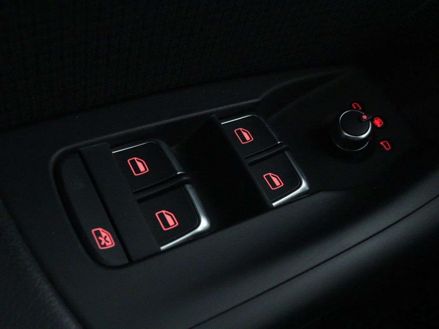 Audi Q3 1.4 TFSI Sport S Line Edition | Origineel NL | Half leder | Trekhaak | Full LED | Sportstoelen | Navigatie | Climate control | Parkeerhulp | Cruise control | Bluetooth | Getint glas