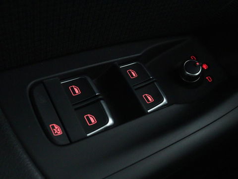 Audi Q3 1.4 TFSI Sport S Line Edition | Origineel NL | Half leder | Trekhaak | Full LED | Sportstoelen | Navigatie | Climate control | Parkeerhulp | Cruise control | Bluetooth | Getint glas