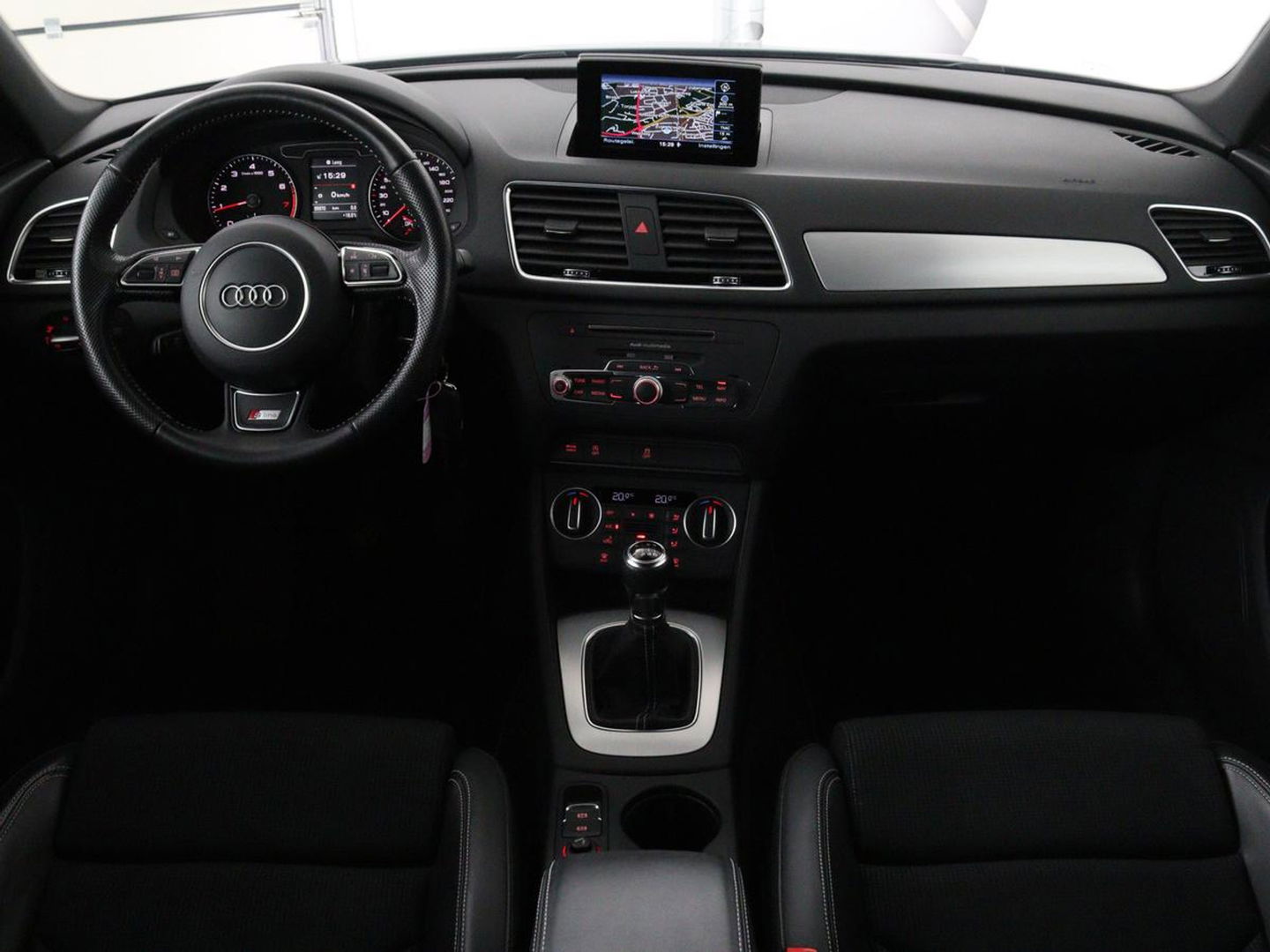 Audi Q3 1.4 TFSI Sport S Line Edition | Origineel NL | Half leder | Trekhaak | Full LED | Sportstoelen | Navigatie | Climate control | Parkeerhulp | Cruise control | Bluetooth | Getint glas