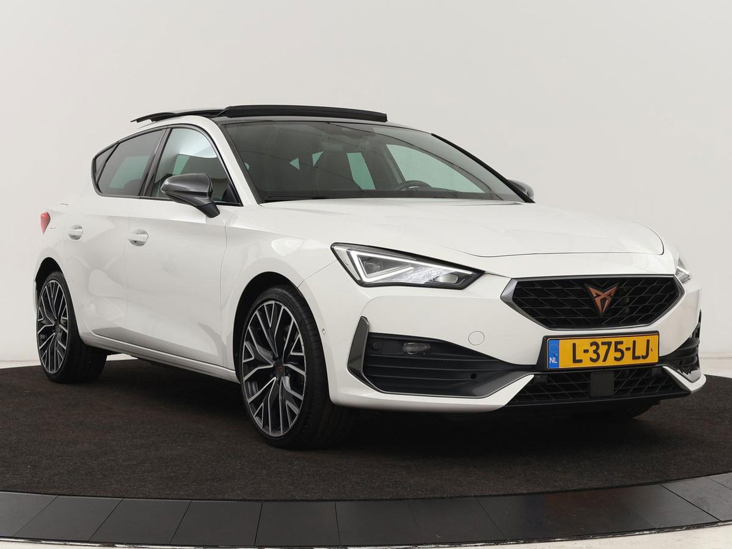 CUPRA Leon 1.4 e-Hybrid VZ Performance | Panoramadak | Stoel & stuurverwarming | Adaptive cruise | Camera | Carplay | Navigatie | Sfeerverlichting | Keyless | Full LED | PHEV