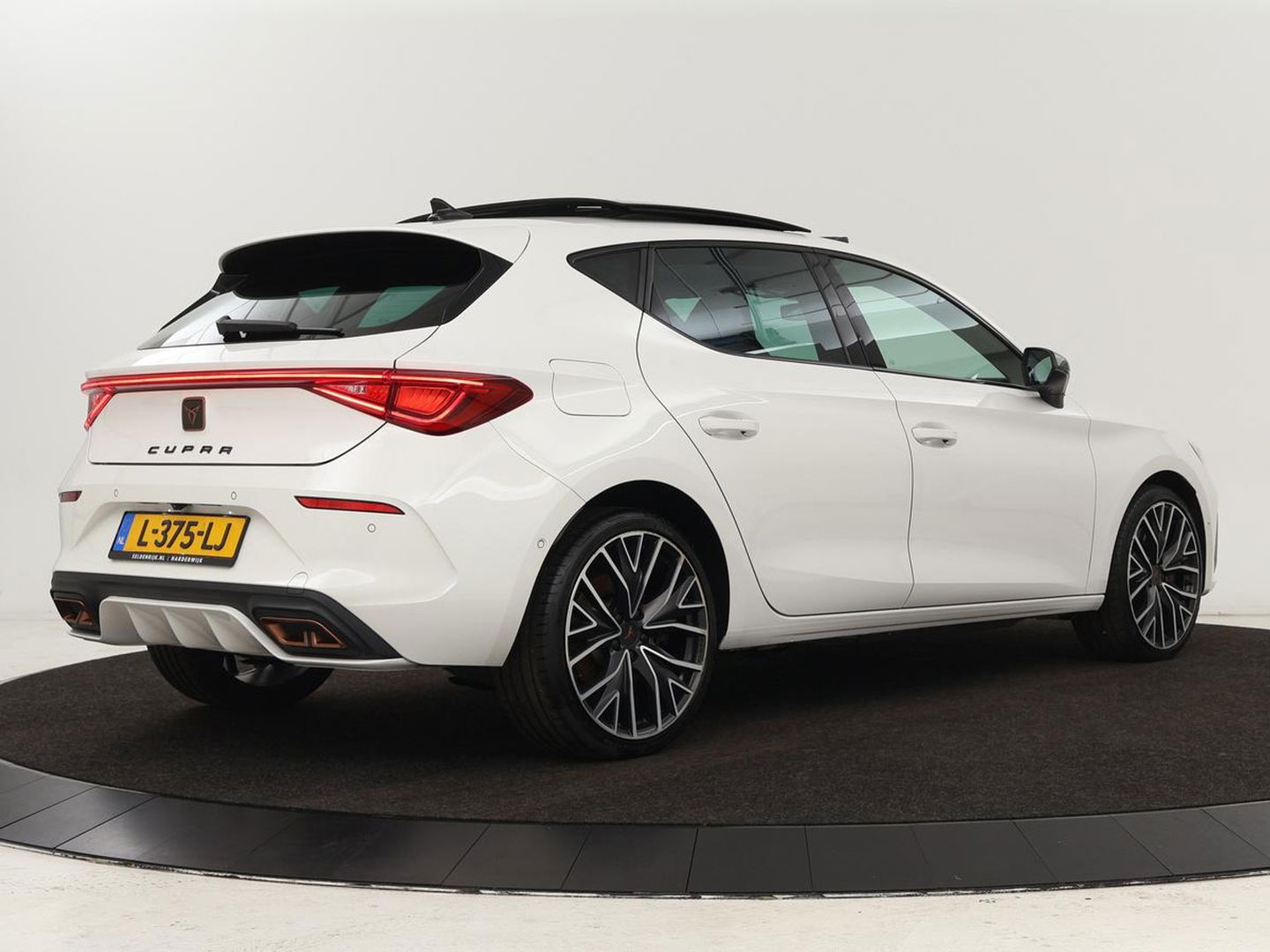 CUPRA Leon 1.4 e-Hybrid VZ Performance | Panoramadak | Stoel & stuurverwarming | Adaptive cruise | Camera | Carplay | Navigatie | Sfeerverlichting | Keyless | Full LED | PHEV
