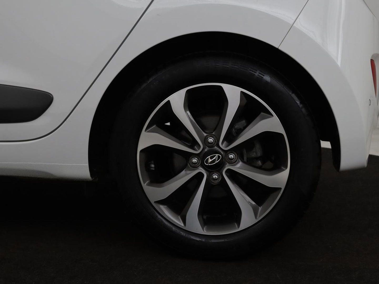Hyundai i10 1.2i Comfort | Automaat | Climate control | Bluetooth | Elektrische ramen | Parkeerhulp | LED | Stuurbediening | 15'' lichtmetalen velgen