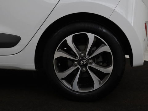 Hyundai i10 1.2i Comfort | Automaat | Climate control | Bluetooth | Elektrische ramen | Parkeerhulp | LED | Stuurbediening | 15'' lichtmetalen velgen