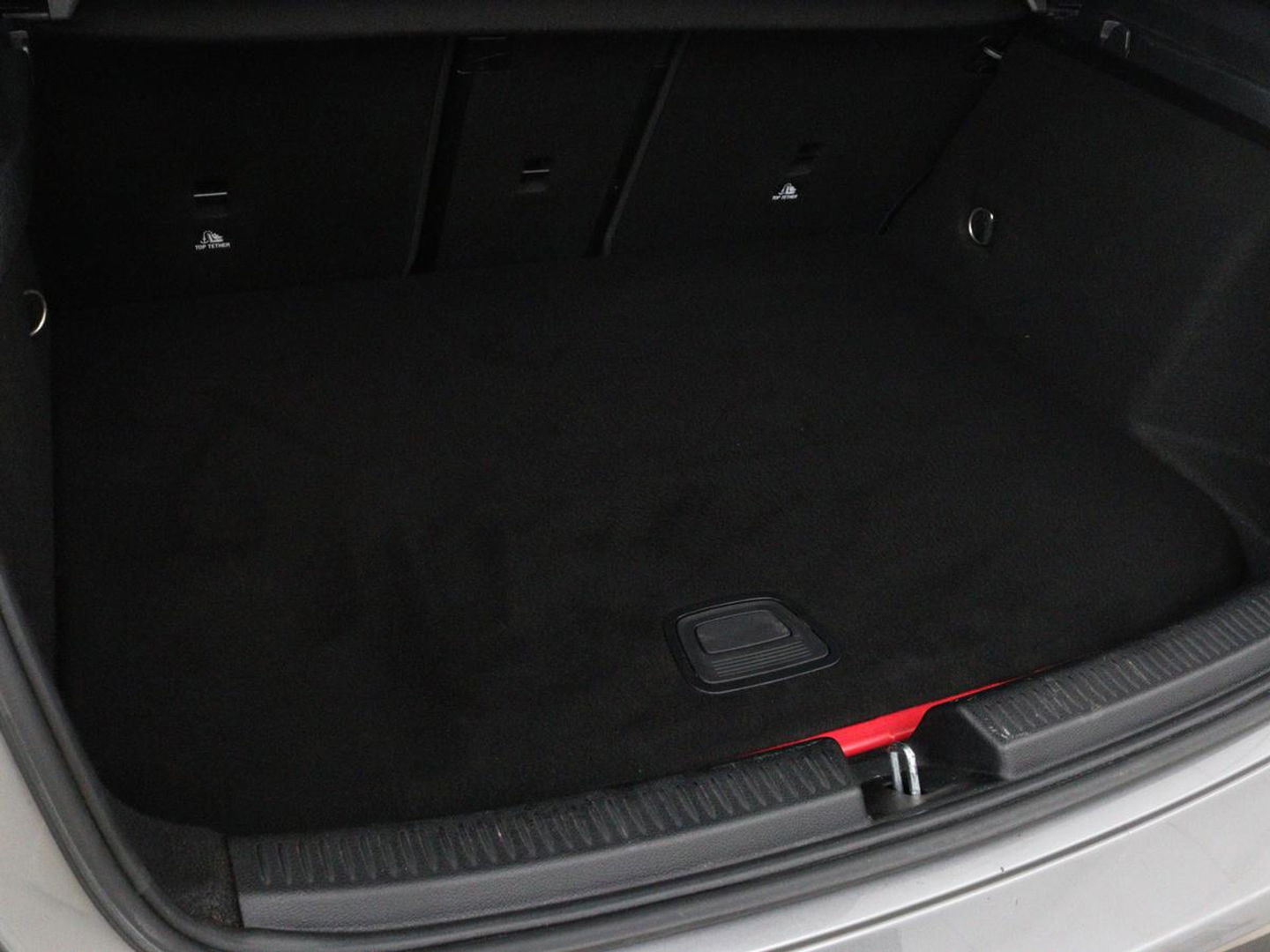 Mercedes-Benz A-Klasse 250e Urban | Leder | Stoelverwarming | Trekhaak | Camera | Sfeerverlichting | Widescreen | Park Assist | Navigatie | Full LED