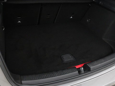 Mercedes-Benz A-Klasse 250e Urban | Leder | Stoelverwarming | Trekhaak | Camera | Sfeerverlichting | Widescreen | Park Assist | Navigatie | Full LED