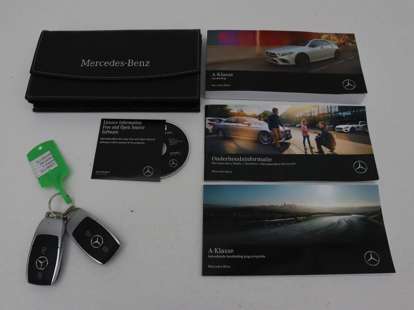 Mercedes-Benz A-Klasse 250e Urban | Leder | Stoelverwarming | Trekhaak | Camera | Sfeerverlichting | Widescreen | Park Assist | Navigatie | Full LED