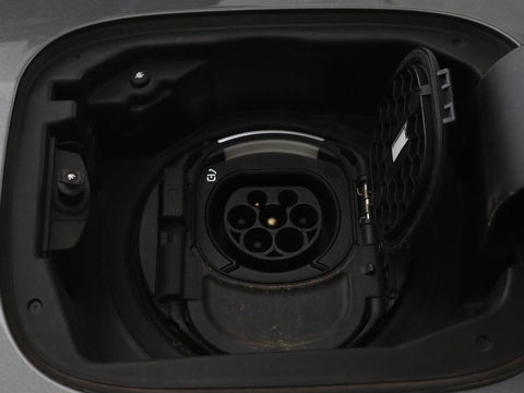 Mercedes-Benz A-Klasse 250e Urban | Leder | Stoelverwarming | Trekhaak | Camera | Sfeerverlichting | Widescreen | Park Assist | Navigatie | Full LED