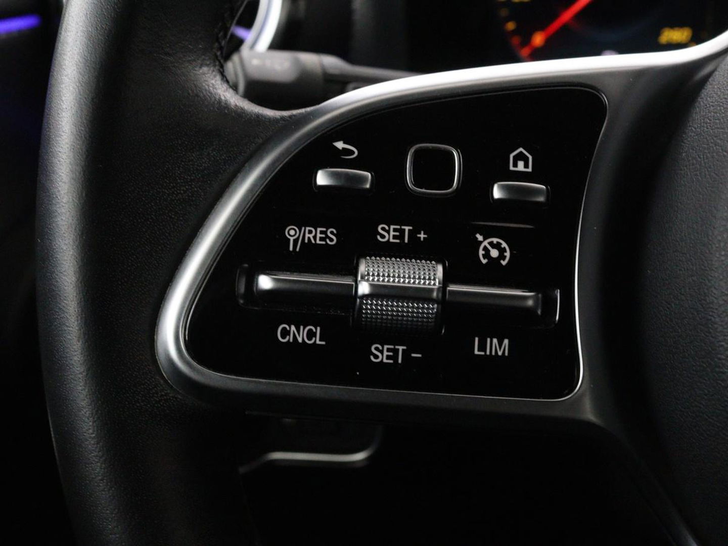 Mercedes-Benz A-Klasse 250e Urban | Leder | Stoelverwarming | Trekhaak | Camera | Sfeerverlichting | Widescreen | Park Assist | Navigatie | Full LED