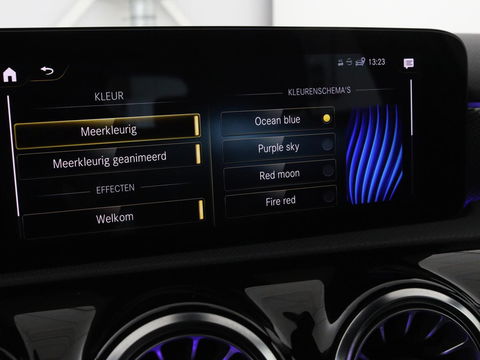 Mercedes-Benz A-Klasse 250e Urban | Leder | Stoelverwarming | Trekhaak | Camera | Sfeerverlichting | Widescreen | Park Assist | Navigatie | Full LED