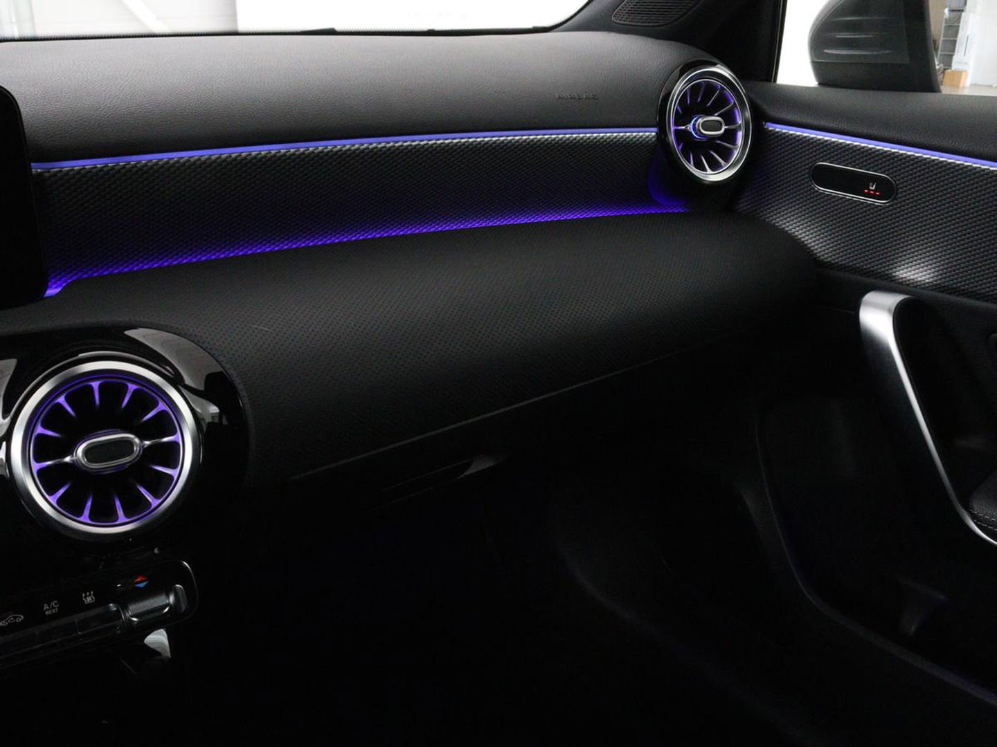 Mercedes-Benz A-Klasse 250e Urban | Leder | Stoelverwarming | Trekhaak | Camera | Sfeerverlichting | Widescreen | Park Assist | Navigatie | Full LED