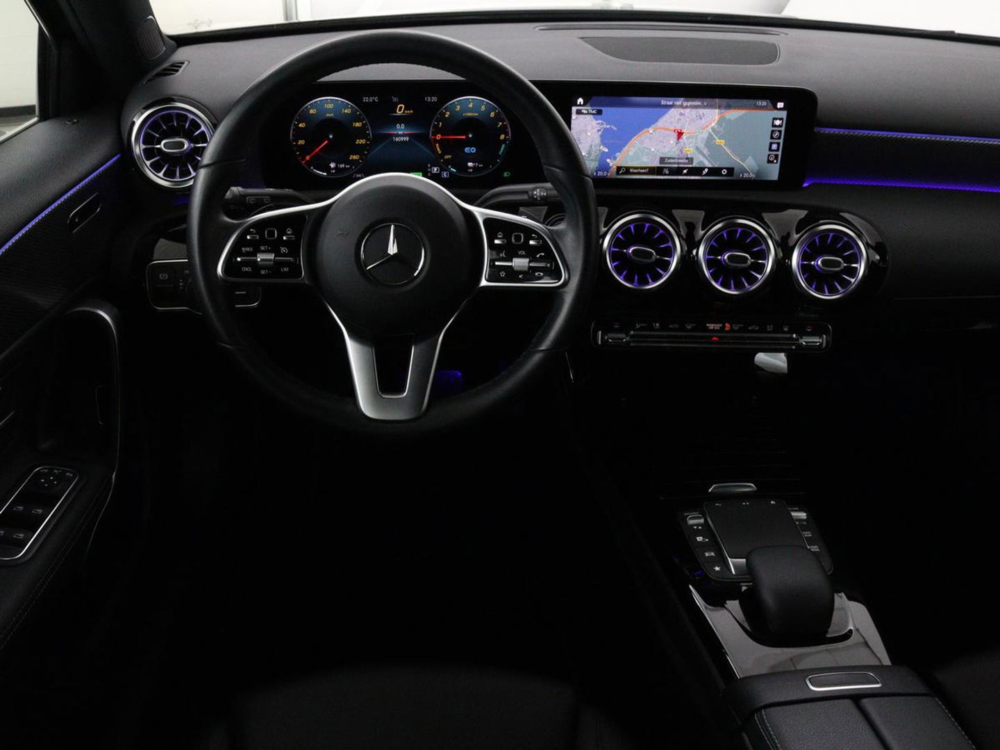 Mercedes-Benz A-Klasse 250e Urban | Leder | Stoelverwarming | Trekhaak | Camera | Sfeerverlichting | Widescreen | Park Assist | Navigatie | Full LED