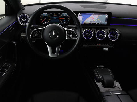Mercedes-Benz A-Klasse 250e Urban | Leder | Stoelverwarming | Trekhaak | Camera | Sfeerverlichting | Widescreen | Park Assist | Navigatie | Full LED