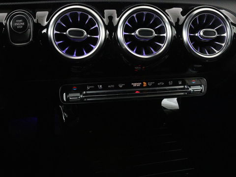 Mercedes-Benz A-Klasse 250e Urban | Leder | Stoelverwarming | Trekhaak | Camera | Sfeerverlichting | Widescreen | Park Assist | Navigatie | Full LED