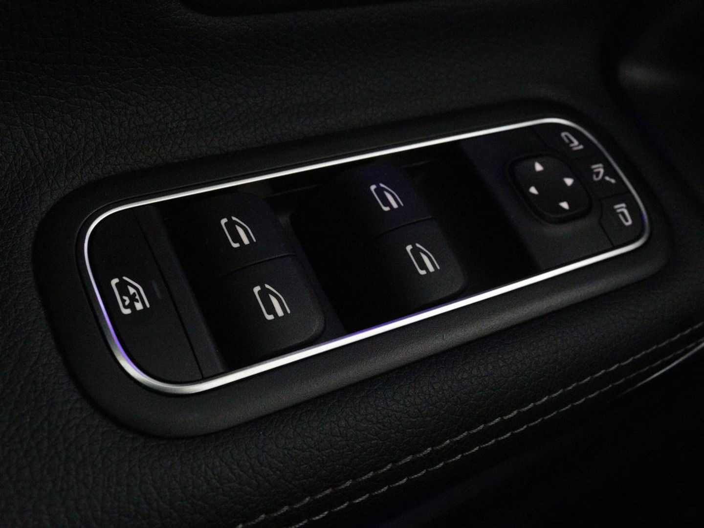 Mercedes-Benz A-Klasse 250e Urban | Leder | Stoelverwarming | Trekhaak | Camera | Sfeerverlichting | Widescreen | Park Assist | Navigatie | Full LED