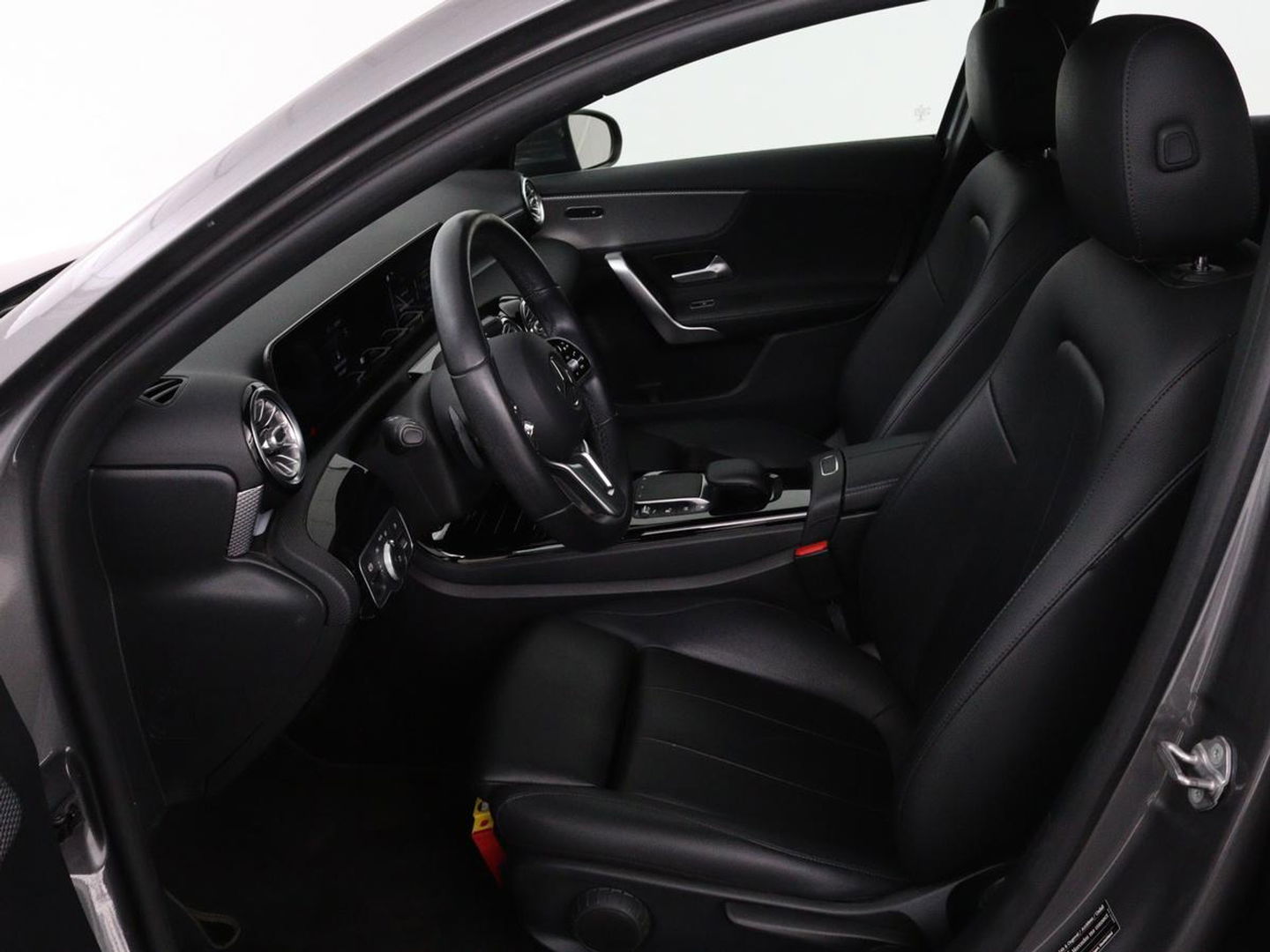 Mercedes-Benz A-Klasse 250e Urban | Leder | Stoelverwarming | Trekhaak | Camera | Sfeerverlichting | Widescreen | Park Assist | Navigatie | Full LED