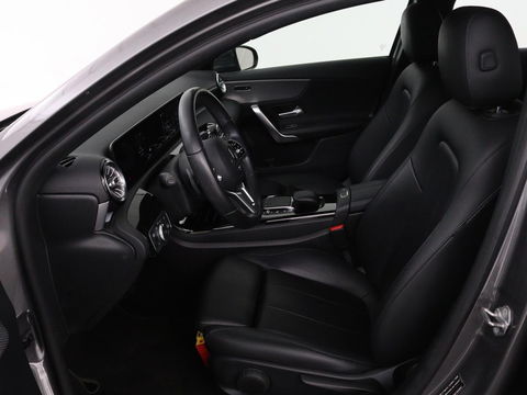 Mercedes-Benz A-Klasse 250e Urban | Leder | Stoelverwarming | Trekhaak | Camera | Sfeerverlichting | Widescreen | Park Assist | Navigatie | Full LED