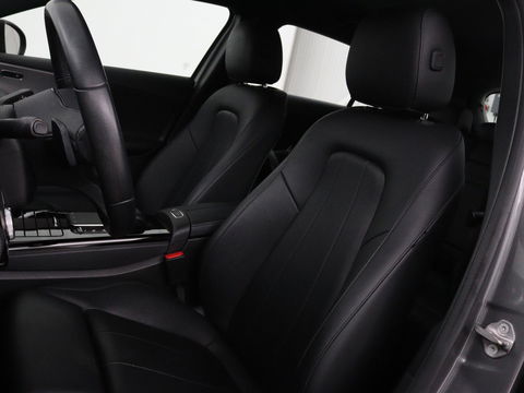 Mercedes-Benz A-Klasse 250e Urban | Leder | Stoelverwarming | Trekhaak | Camera | Sfeerverlichting | Widescreen | Park Assist | Navigatie | Full LED