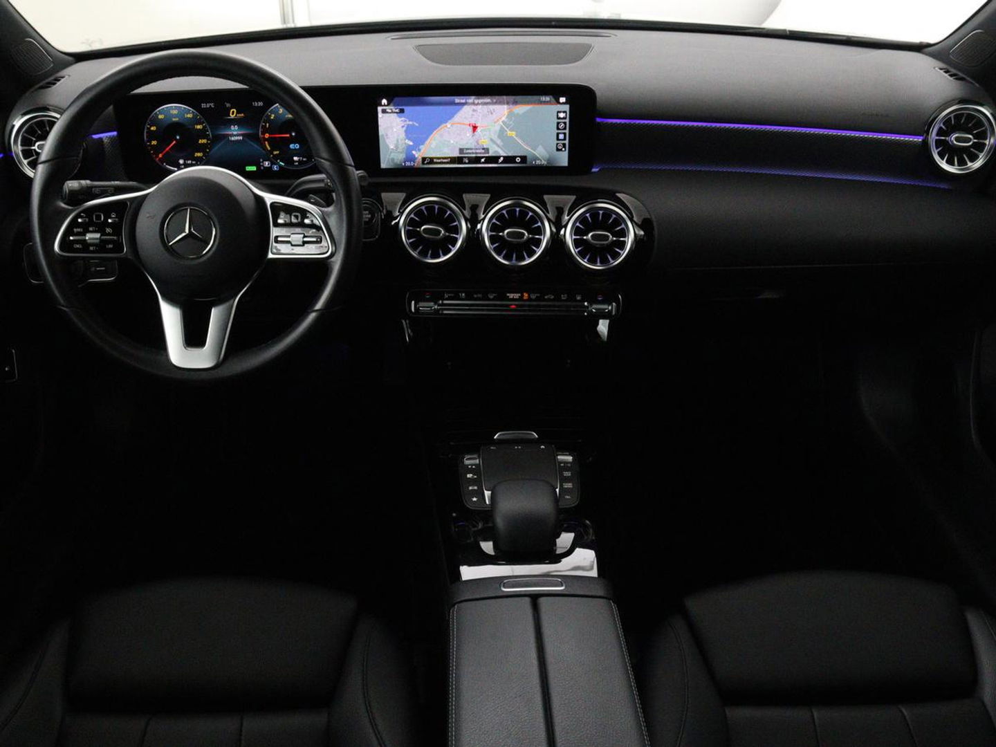Mercedes-Benz A-Klasse 250e Urban | Leder | Stoelverwarming | Trekhaak | Camera | Sfeerverlichting | Widescreen | Park Assist | Navigatie | Full LED