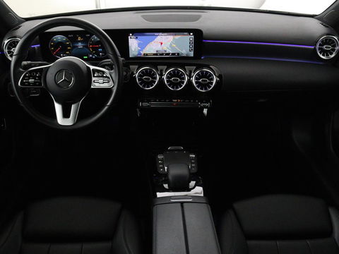 Mercedes-Benz A-Klasse 250e Urban | Leder | Stoelverwarming | Trekhaak | Camera | Sfeerverlichting | Widescreen | Park Assist | Navigatie | Full LED