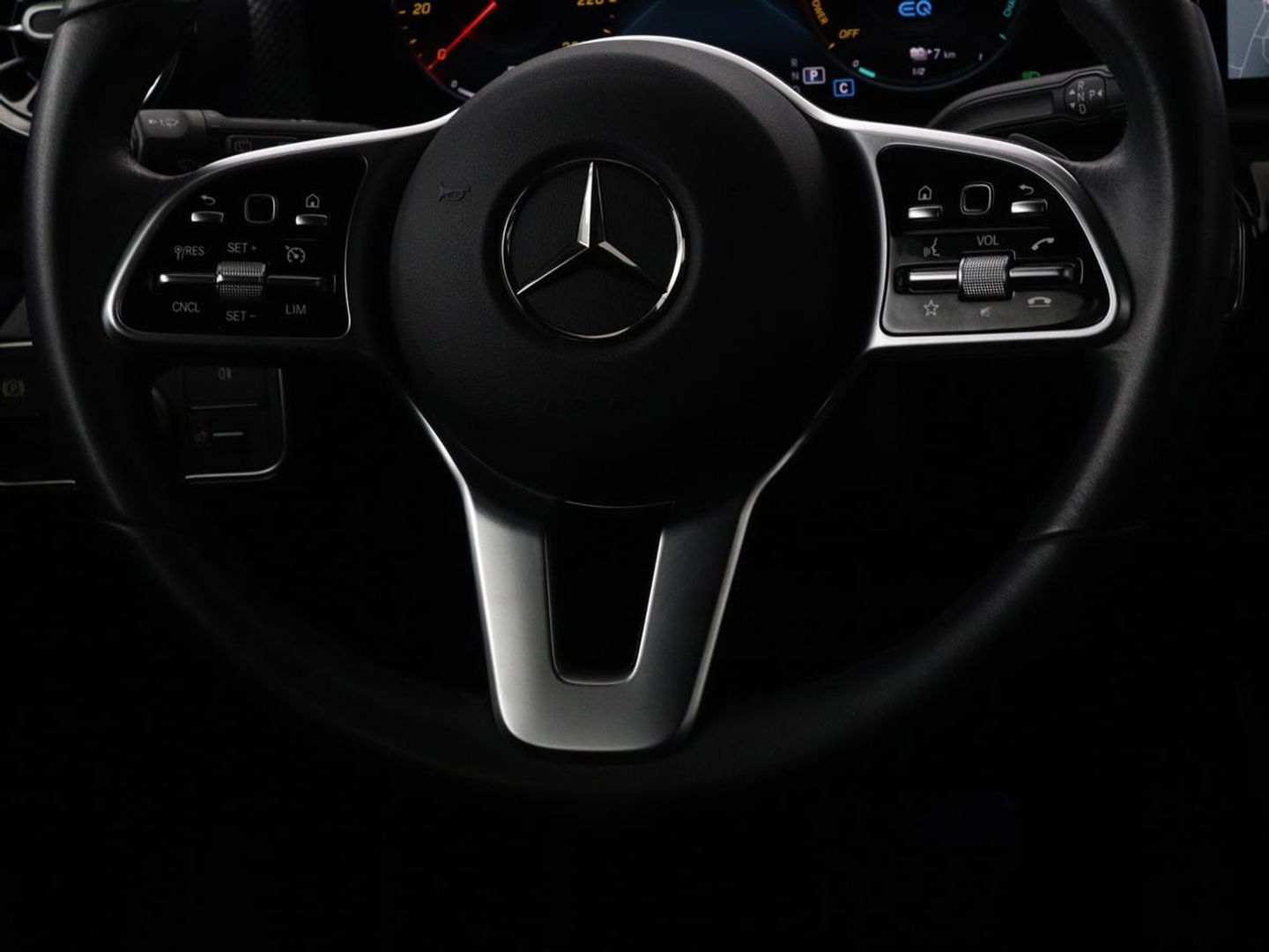 Mercedes-Benz A-Klasse 250e Urban | Leder | Stoelverwarming | Trekhaak | Camera | Sfeerverlichting | Widescreen | Park Assist | Navigatie | Full LED