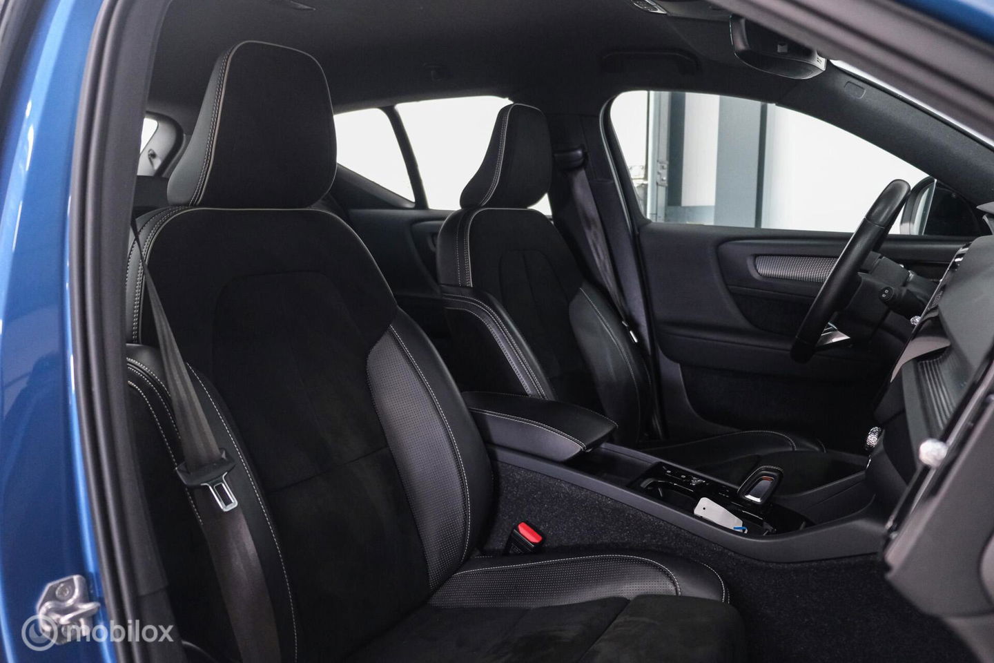 Volvo XC40 1.5 T5 Recharge R-Design 262 pk | Harman Kardon | Stoel & stuurverwarming | Trekhaak | LED | Alcantara | Rijklaar |