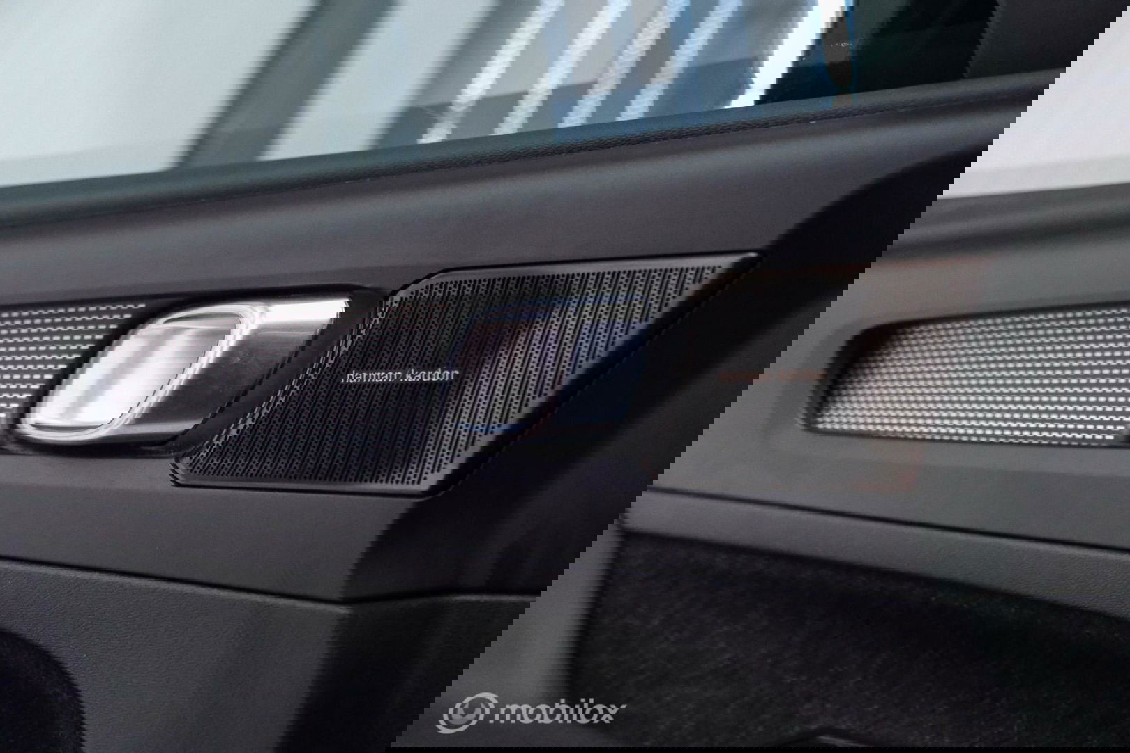 Volvo XC40 1.5 T5 Recharge R-Design 262 pk | Harman Kardon | Stoel & stuurverwarming | Trekhaak | LED | Alcantara | Rijklaar |