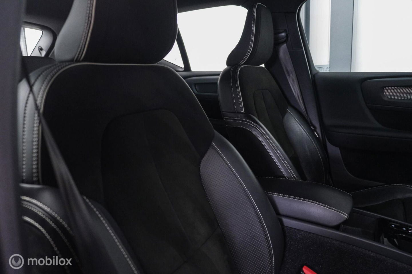 Volvo XC40 1.5 T5 Recharge R-Design 262 pk | Harman Kardon | Stoel & stuurverwarming | Trekhaak | LED | Alcantara | Rijklaar |