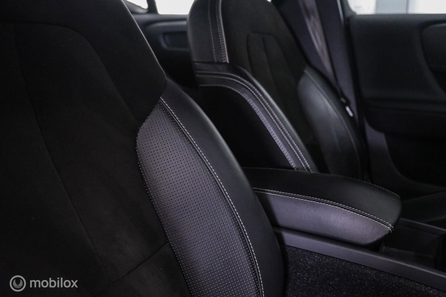 Volvo XC40 1.5 T5 Recharge R-Design 262 pk | Harman Kardon | Stoel & stuurverwarming | Trekhaak | LED | Alcantara | Rijklaar |