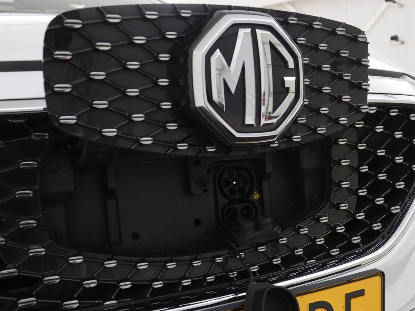 MG ZS EV Luxury 45 kWh | Panoramadak | Leder | Stoelverwarming | Carplay | Adaptive cruise | Camera | Keyless | Full LED | Navigatie