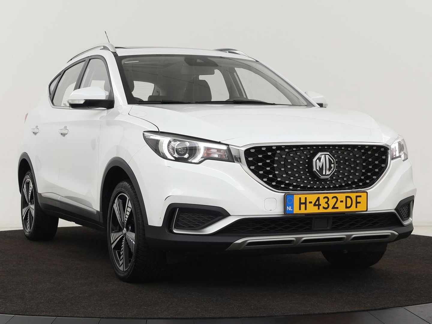 MG ZS EV Luxury 45 kWh | Panoramadak | Leder | Stoelverwarming | Carplay | Adaptive cruise | Camera | Keyless | Full LED | Navigatie