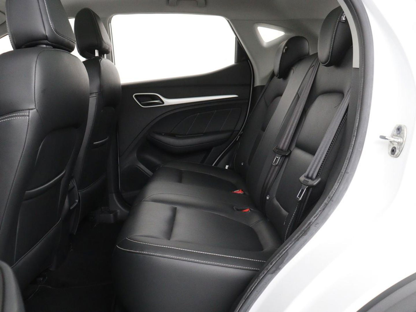 MG ZS EV Luxury 45 kWh | Panoramadak | Leder | Stoelverwarming | Carplay | Adaptive cruise | Camera | Keyless | Full LED | Navigatie