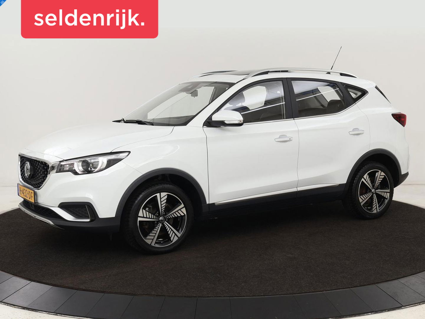 MG ZS EV Luxury 45 kWh | Panoramadak | Leder | Stoelverwarming | Carplay | Adaptive cruise | Camera | Keyless | Full LED | Navigatie